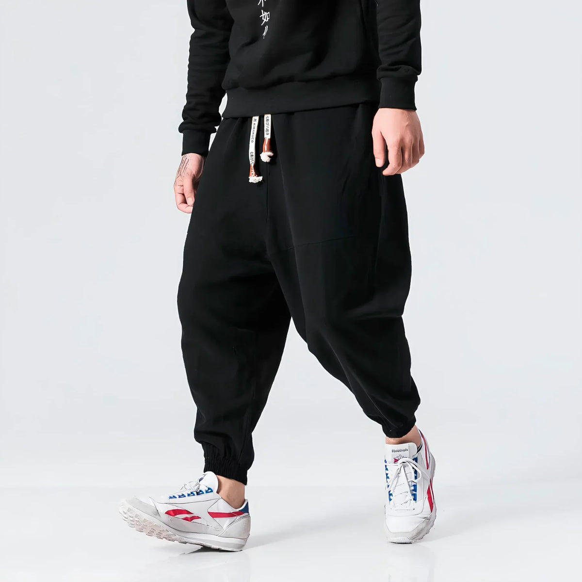 Pantalón jogger negro para hombre, ajuste holgado, cordón blanco, estilo urbano moderno