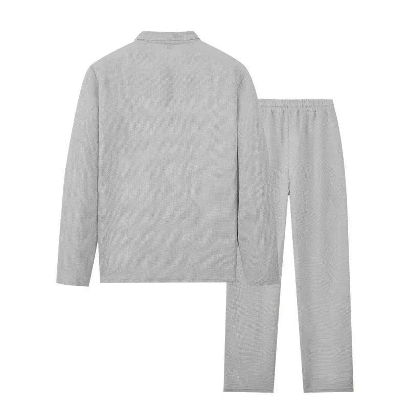 Pijama para mujer gris claro, conjunto de manga larga y pantalón, visto de espaldas.