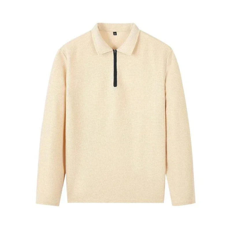 Suéter beige de hombre con cremallera corta y textura ligera, manga larga, estilo casual.