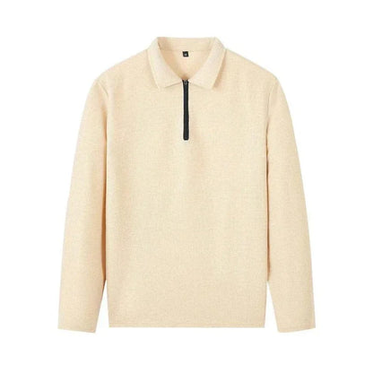 Suéter beige de hombre con cremallera corta y textura ligera, manga larga, estilo casual.