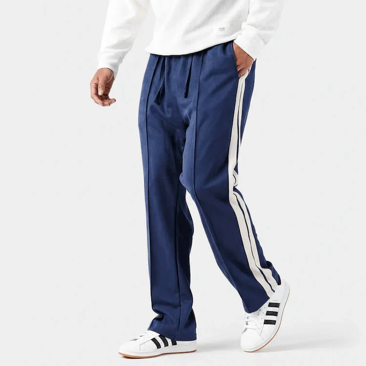 Pantalón deportivo azul marino con rayas blancas laterales, estilo casual para hombre