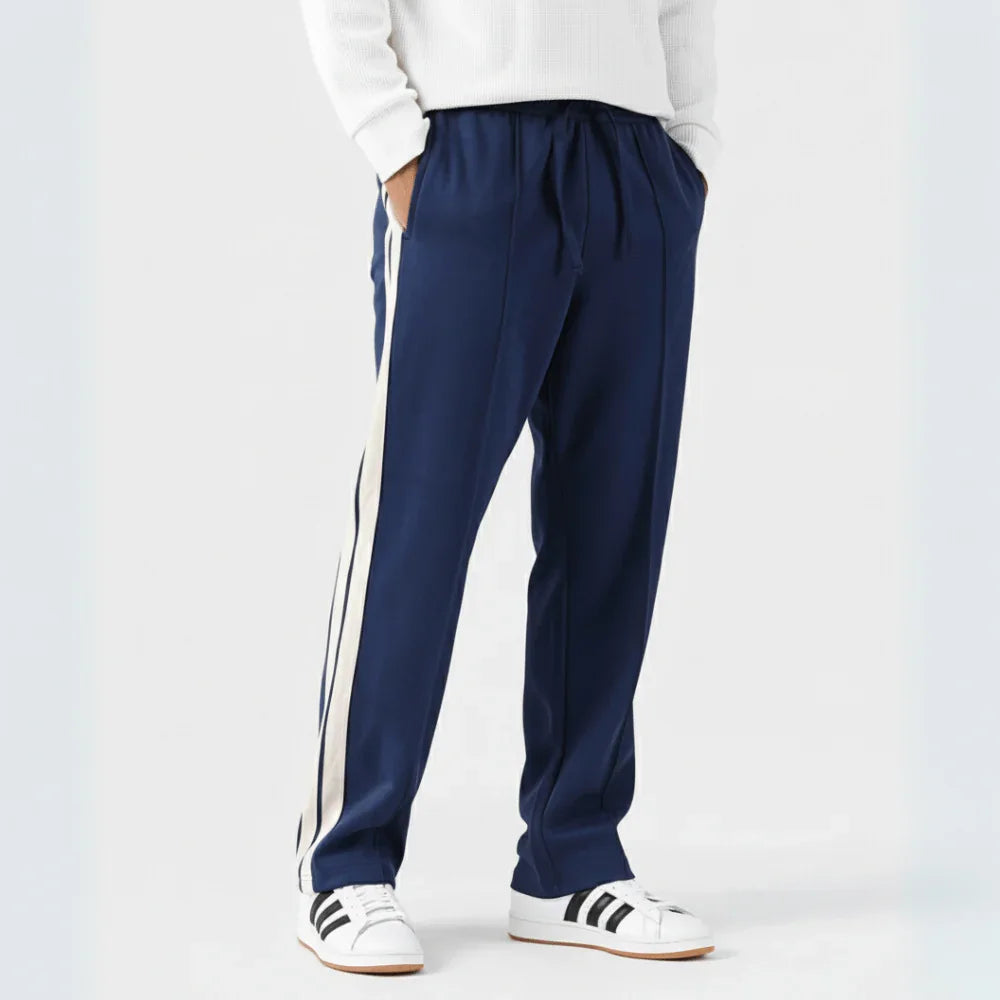 Pantalón azul marino con raya lateral blanca, estilo deportivo casual para hombre