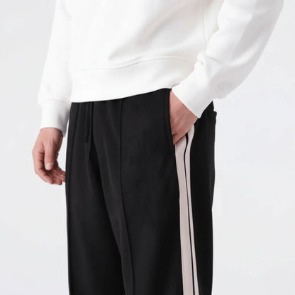 Pantalón deportivo negro para hombre con franjas laterales blancas, estilo casual moderno
