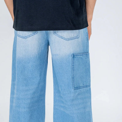 Pantalón vaquero azul claro de pierna ancha con bolsillos traseros y lateral, estilo casual