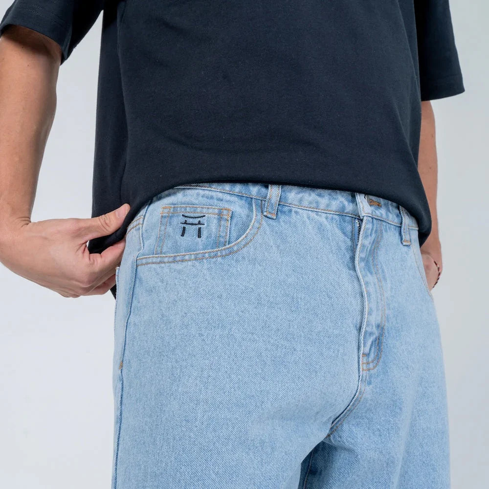 Pantalón vaquero azul claro de corte recto para hombre, detalle en el bolsillo frontal