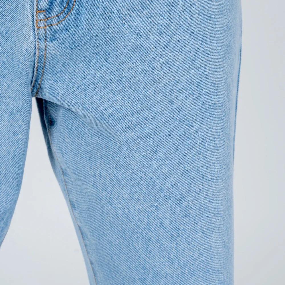 Detalle de pantalón vaquero azul claro con costuras visibles