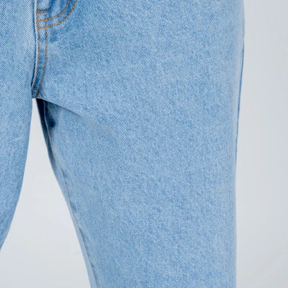 Detalle de pantalón vaquero azul claro con costuras visibles