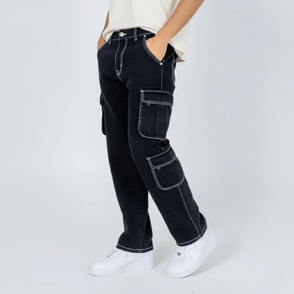 Pantalón cargo negro para hombre con costuras blancas y bolsillos grandes, estilo urbano.
