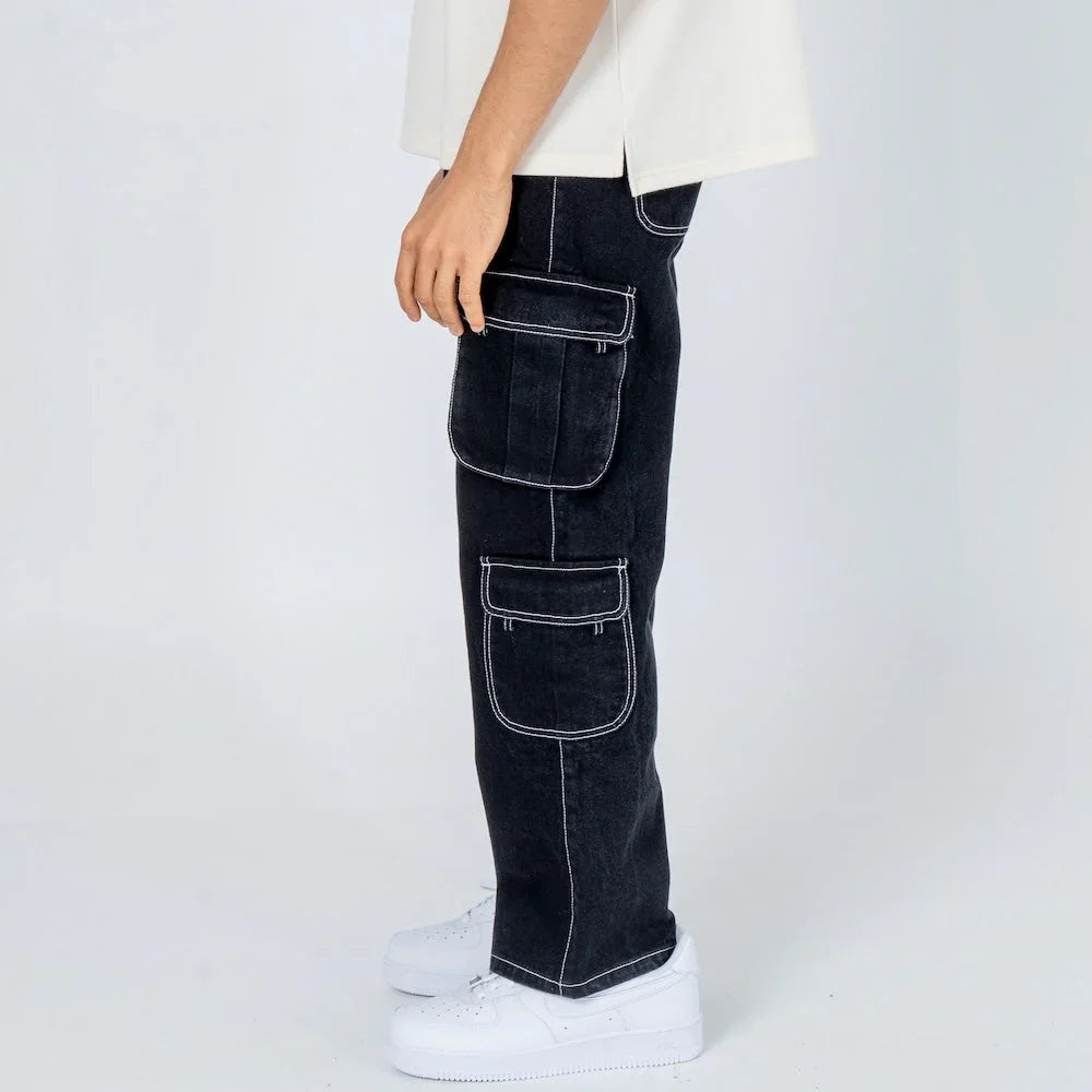Pantalón cargo negro de hombre con costuras blancas y bolsillos grandes, estilo urbano