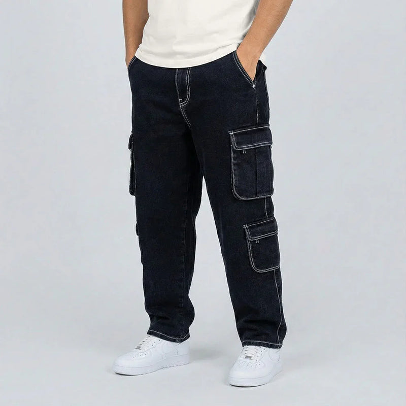 Pantalón cargo negro de mezclilla para hombre, bolsillos laterales, estilo casual moderno.