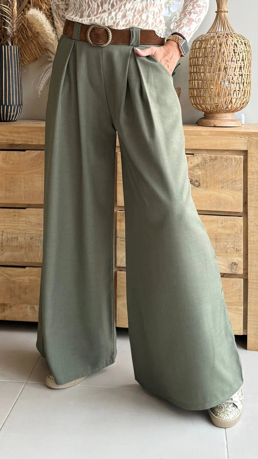 Pantalón palazzo verde oliva de mujer, cintura alta con cinturón marrón, look casual elegante.