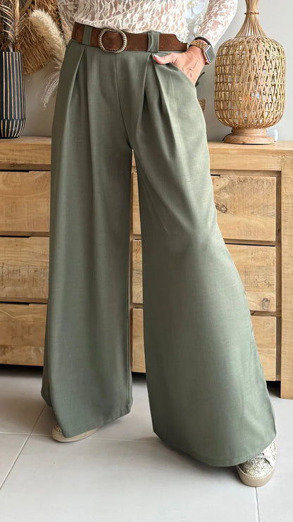 Pantalón palazzo verde oliva de mujer, cintura alta con cinturón marrón, look casual elegante.