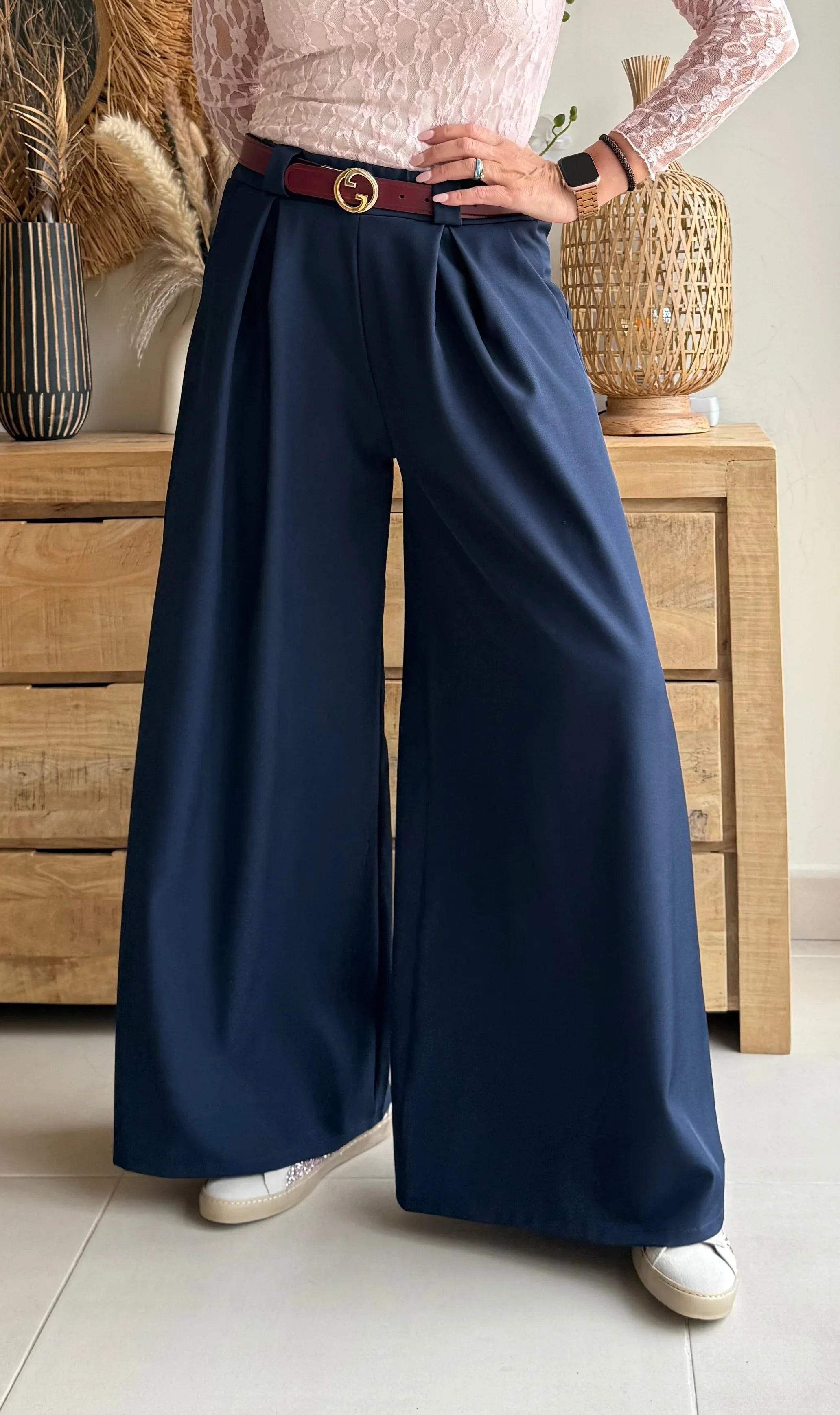 Pantalón palazzo azul marino de mujer con cinturón y blusa encaje rosa