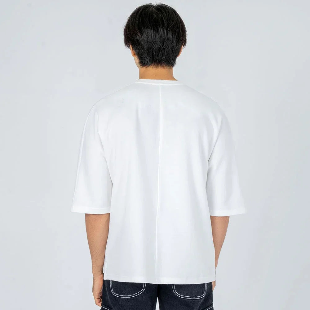 Camiseta blanca de manga corta para hombre vista desde atrás, con costura central vertical.