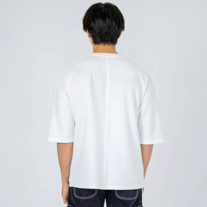 Camiseta blanca de manga corta para hombre vista desde atrás, con costura central vertical.