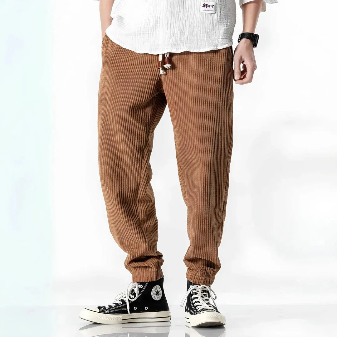 Pantalón jogger de pana beige para hombre, estilo casual, con cordón y puños elásticos.