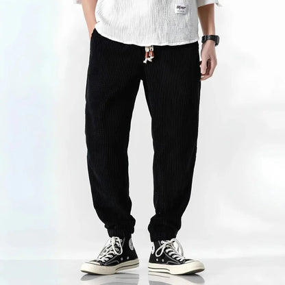 Pantalón jogger de pana negra para hombre, estilo casual, con cordón ajustable.