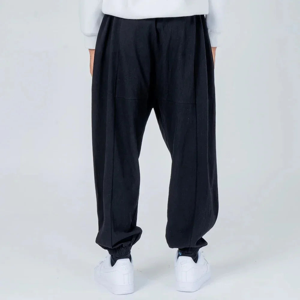 Pantalón ancho negro estilo casual, elástico en tobillos, visto desde atrás