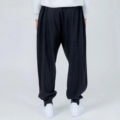 Pantalón ancho negro estilo casual, elástico en tobillos, visto desde atrás