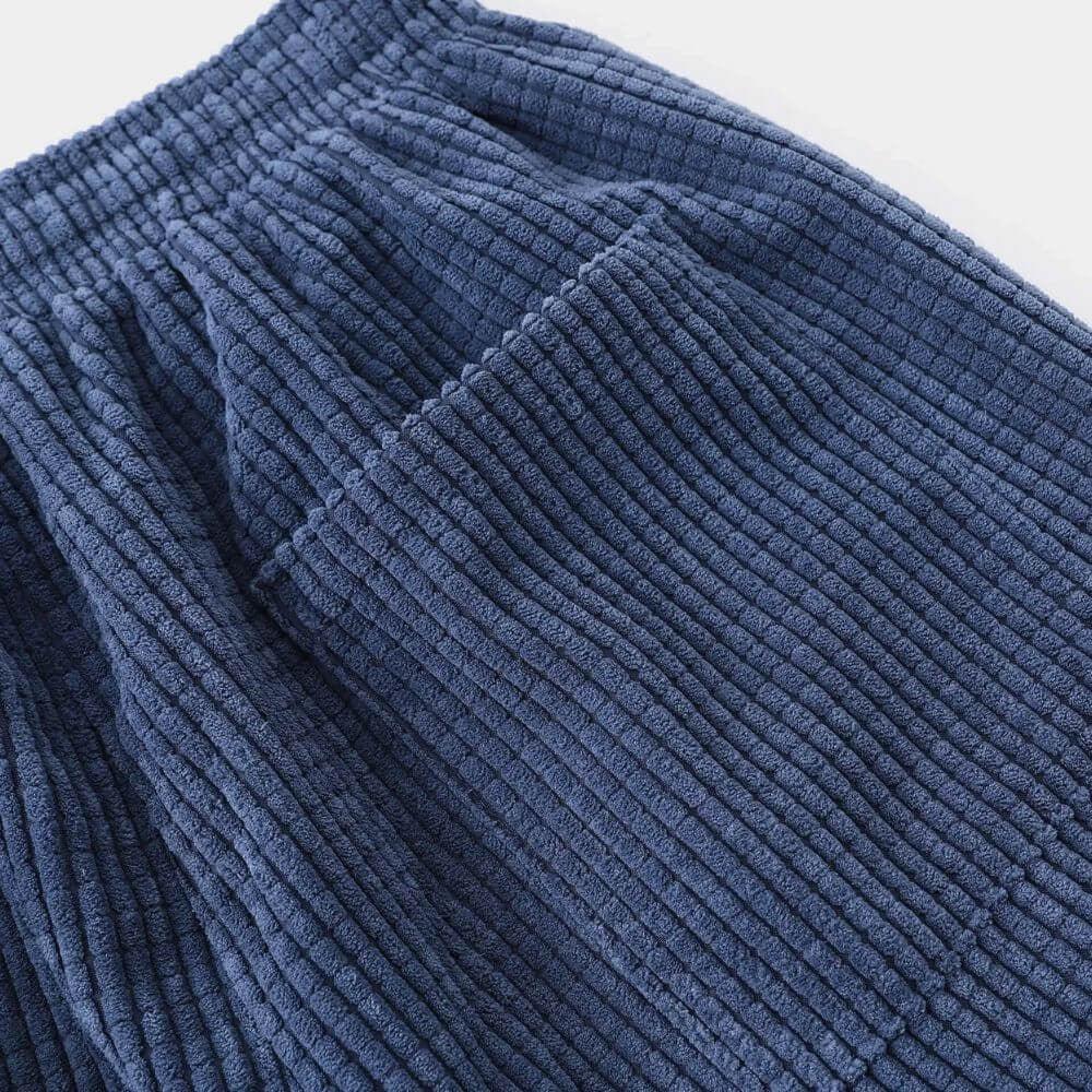 Tela de pana azul con textura acanalada y bolsillo visible en primer plano